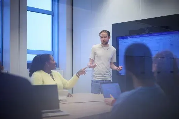 Stagiaires en réunion