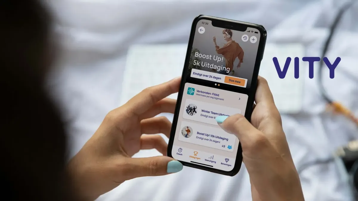 Foto van vrouw die smartphone vast houdt met de Vity-app geopend