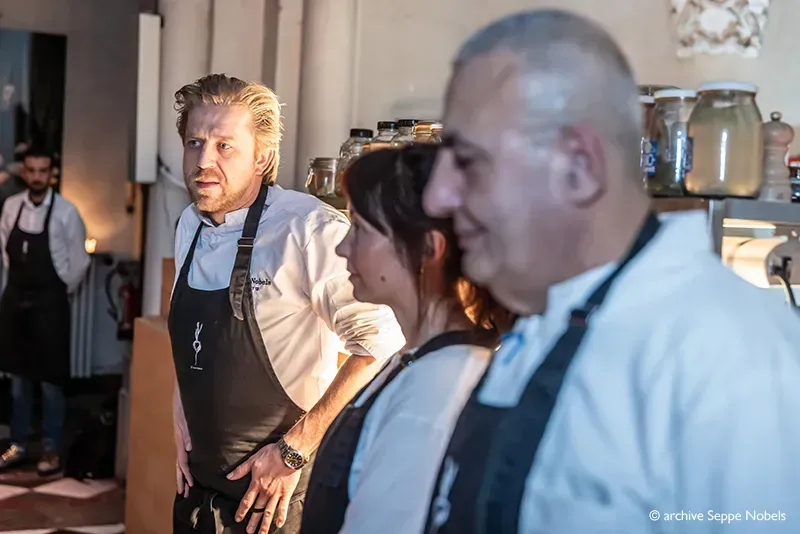 Foto van Seppe Nobels met zijn keukenteam