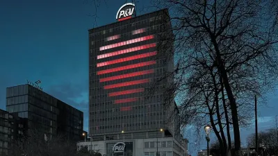 Gevel van het kantoorgebouw P&V Groep met een groot verlicht hart