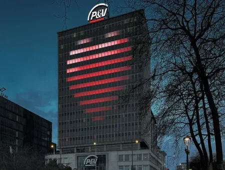 Gevel van het kantoorgebouw P&V Groep met een groot verlicht hart