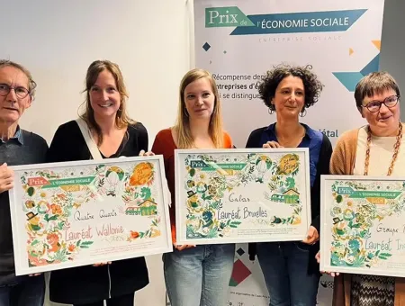 Foto van de winnaars van de Prix de l'Economie Sociale, met helemaal rechts Hilde Vernaillen, voorzitter van P&V Groep